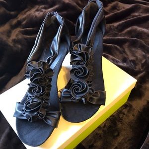 Super cute wedge sandals with flower detailing